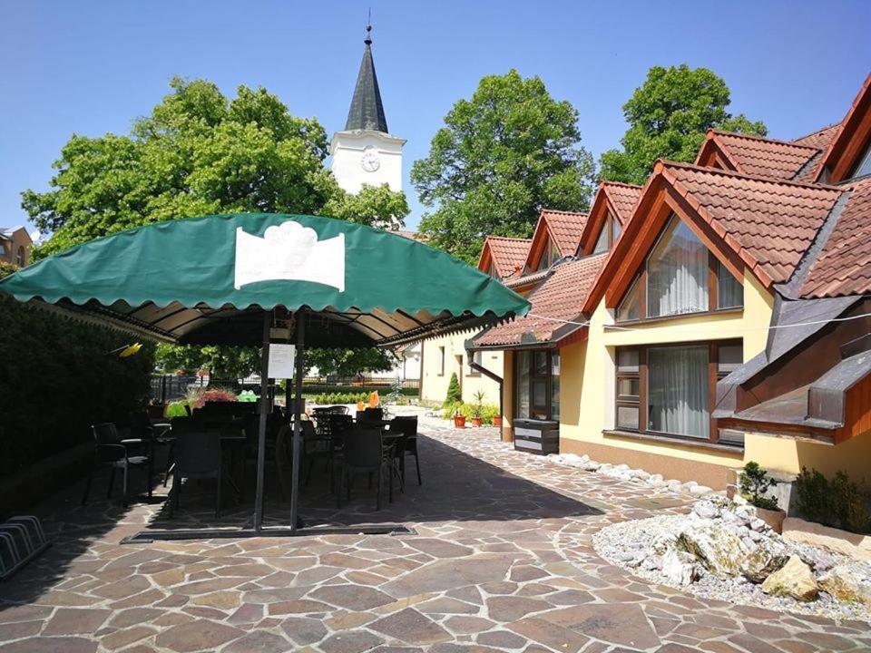 Hotel Mladost Lipany Eksteriør billede